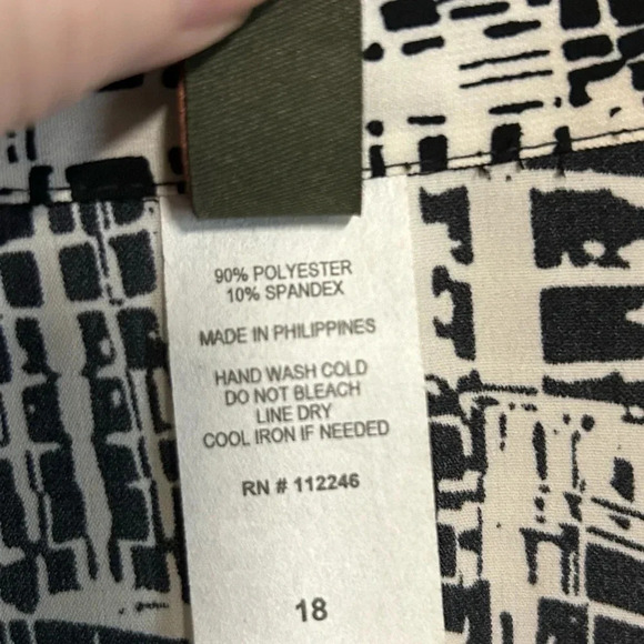 Sere Nada Women’s Size 18 Black White Pleated Button Blouse Stretch Artsy Career - Picture 11 of 12